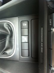 Der Zavoli Umschalter wird in die Mittelkonsole des VW Golf 1,2 TSi eingebaut